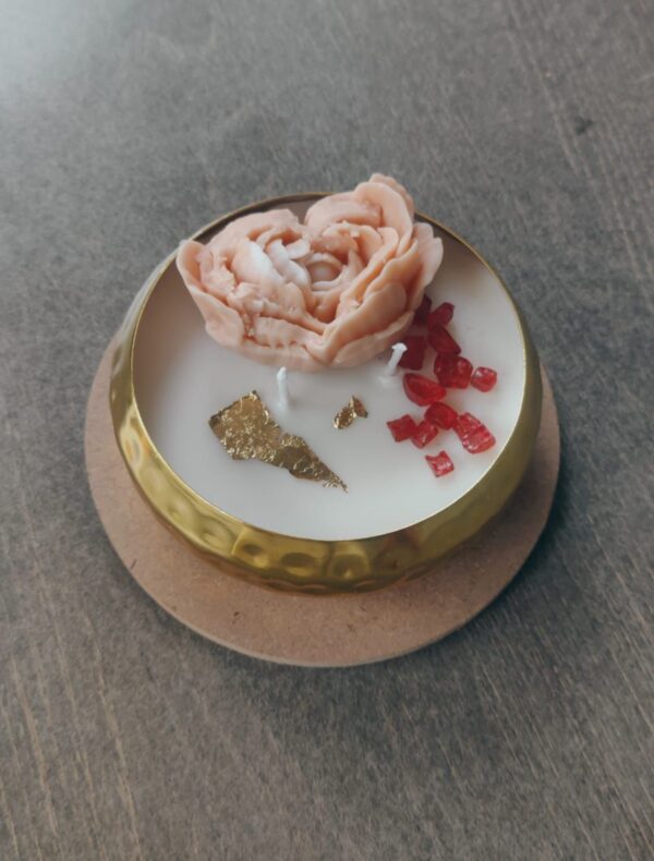 The Aromatic Earth Candle
