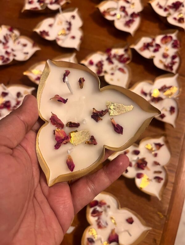 Rose petals & gold vark Candle